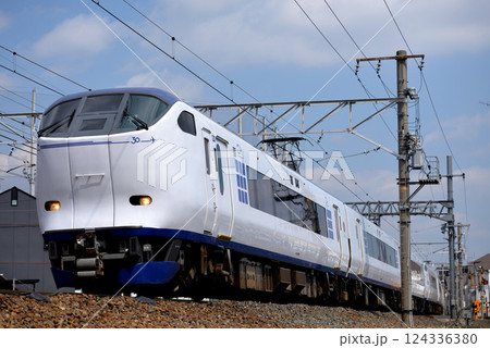 東海道本線を走る281系関空特急はるか23号 124336380