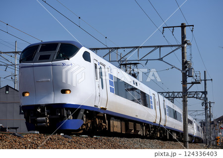 東海道本線を走る281系関空特急はるか15号 124336403