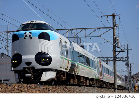 東海道本線を走る287系くろしお9号 東海道本線を走る287系くろしお9号 124336410
