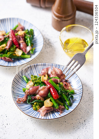 ホタルイカと菜の花のガーリック炒め ホタルイカと菜の花のガーリック炒め 124336504