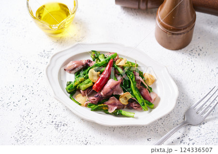 ホタルイカと菜の花のガーリック炒め ホタルイカと菜の花のガーリック炒め 124336507