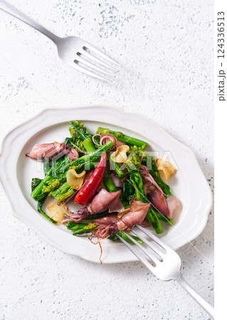 ホタルイカと菜の花のガーリック炒め 124336513