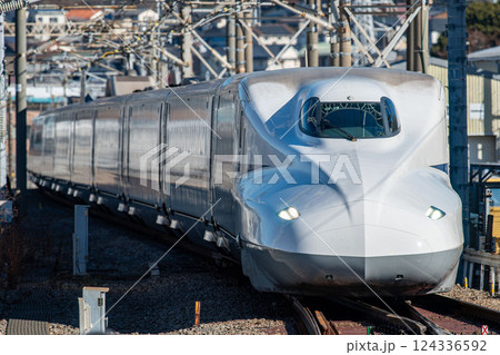 ホームに入線してくる東海道山陽新幹線N700A 124336592
