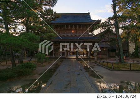 雨上がりの天橋立智恩寺文殊堂の黄金閣 雨上がりの天橋立智恩寺文殊堂の黄金閣 124336724