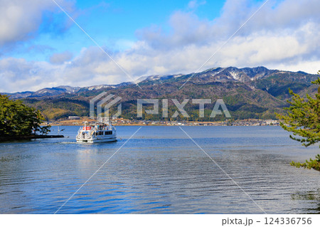 遊覧船と阿蘇海 124336756