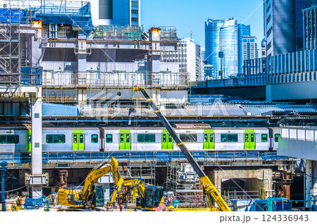 日本の東京都市景観橋脚が2基見える…大型重機も集結…さよなら渋谷駅西口…右奥は六本木・麻布台ヒルズ等 日本の東京都市景観橋脚が2基見える…大型重機も集結…さよなら渋谷駅西口…右奥は六本木・麻布台ヒルズ等 124336943