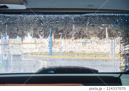 洗車風景を車内から撮影 洗車風景を車内から撮影 124337070