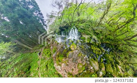 「秋田県」全天球カメラで元滝伏流水を撮影　にかほ市 124337182
