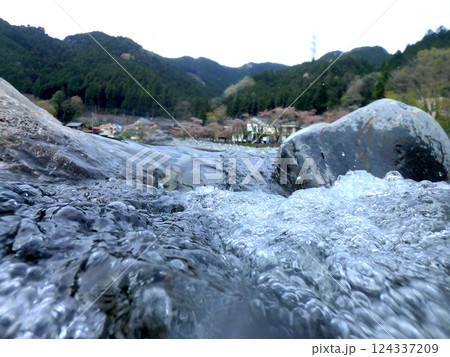 激しく波打つ川の水の中 124337209