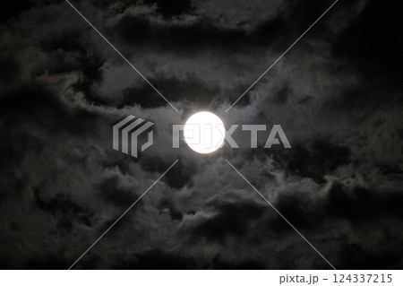 夜 暗闇の空と優しく照らす月 夜 暗闇の空と優しく照らす月 124337215