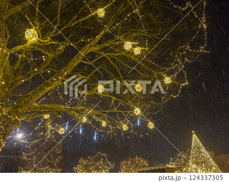 北海道江別市　J R江別駅前のイルミネーション 124337305