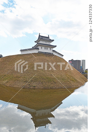 宇都宮城址公園 本丸堀に映る清明台 宇都宮城址公園 本丸堀に映る清明台 124337330