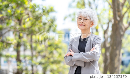 シニア女性　ビジネス　新緑 124337379