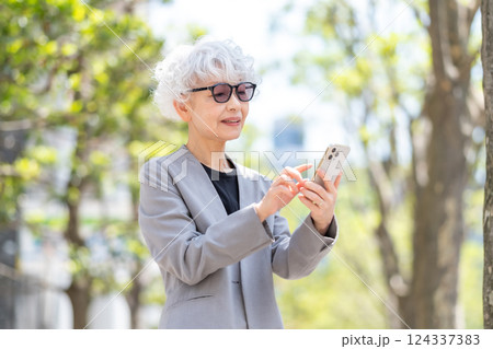 シニア女性　ビジネス　スマホ 124337383