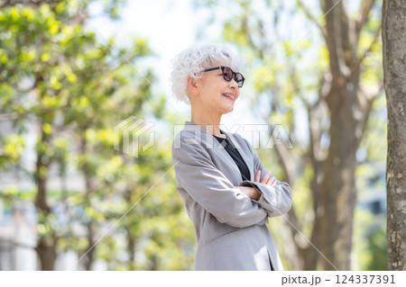おしゃれなシニア女性　サングラス 124337391