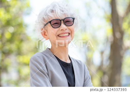 おしゃれなシニア女性 サングラス おしゃれなシニア女性 サングラス 124337393