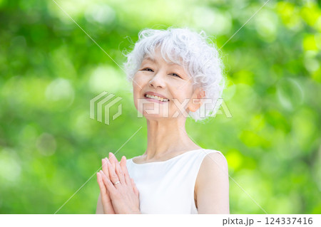 グレイヘアの女性 新緑 グレイヘアの女性 新緑 124337416