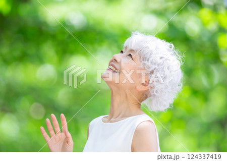 グレイヘアの女性　新緑 124337419