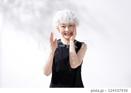 ビューティー　日差し　グレイヘアの女性 124337430