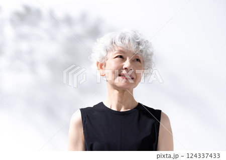ビューティー　日差し　グレイヘアの女性 124337433