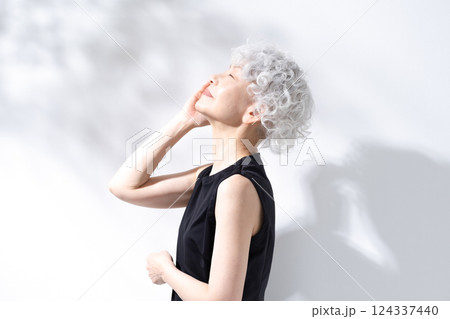 ビューティー　日差し　グレイヘアの女性　横顔 124337440