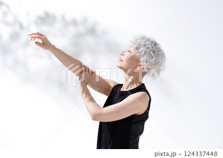 ストレッチ　マッサージ　グレイヘアの女性 124337448