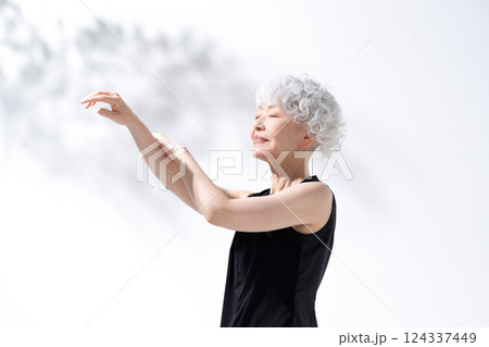 ストレッチ マッサージ グレイヘアの女性 ストレッチ マッサージ グレイヘアの女性 124337449