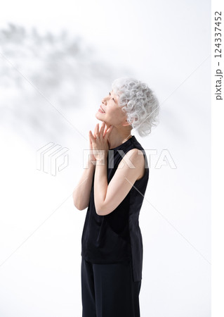 グレイヘアの女性 ビューティー グレイヘアの女性 ビューティー 124337452