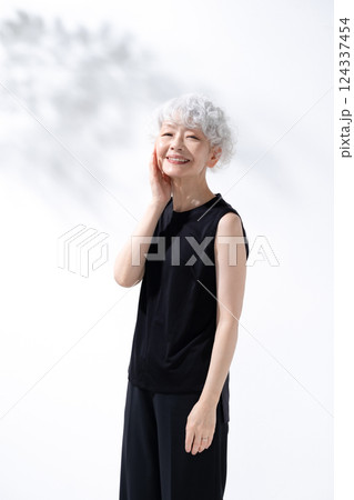 グレイヘアの女性 ビューティー グレイヘアの女性 ビューティー 124337454