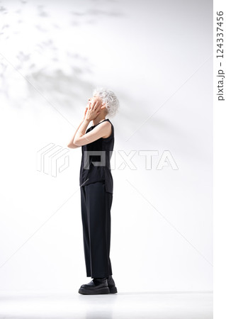 グレイヘアの女性　横向き　縦　全身 124337456