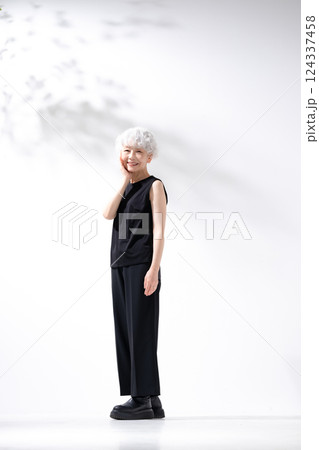 グレイヘアの女性　横向き　縦　全身 124337458