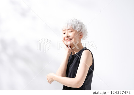 ビューティー　グレイヘアの女性 124337472