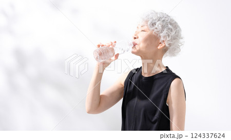 水分補給 水 女性 水分補給 水 女性 124337624