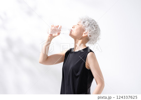 水分補給 水 女性 水分補給 水 女性 124337625