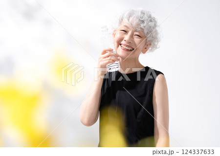 水分補給 水 女性 前ボケ 水分補給 水 女性 前ボケ 124337633