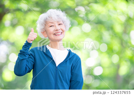スポーツウエアのシニア女性　新緑 124337655