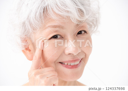 女性 シニア 目元 アップ 女性 シニア 目元 アップ 124337698