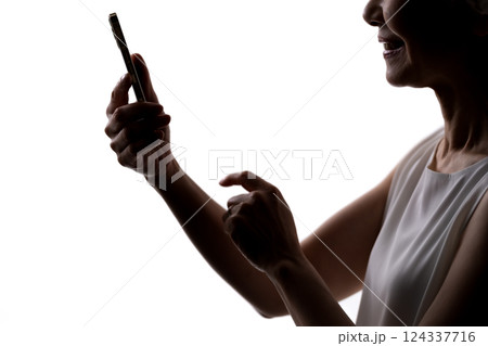 シニア女性　シルエット　スマートフォン 124337716
