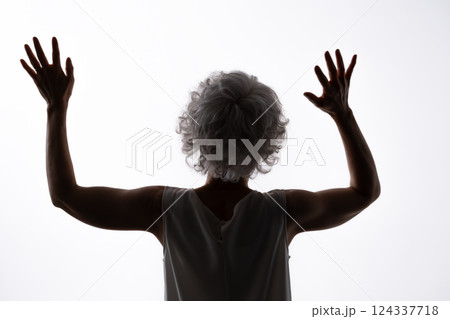 驚くシニア女性 シルエット 驚くシニア女性 シルエット 124337718