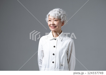 シニア女性　グレイヘア 124337749