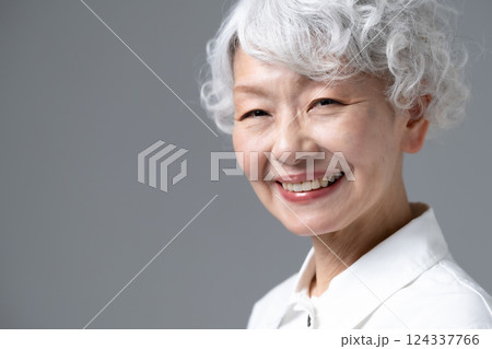 シニア女性　グレイヘア 124337766
