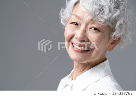 シニア女性　グレイヘア 124337768