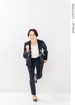 女性　ビジネス　全身　走る 124337840