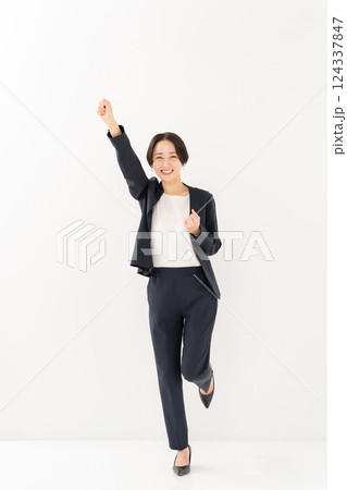女性 ビジネス 全身 ガッツポーズ 女性 ビジネス 全身 ガッツポーズ 124337847