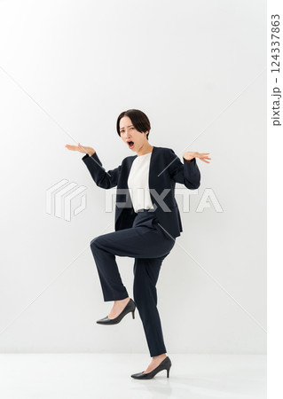 女性 ビジネス 全身 ダンス 女性 ビジネス 全身 ダンス 124337863