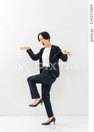 女性 ビジネス 全身 ダンス 女性 ビジネス 全身 ダンス 124337864