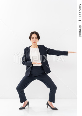 女性　ビジネス　全身　ダンス 124337865