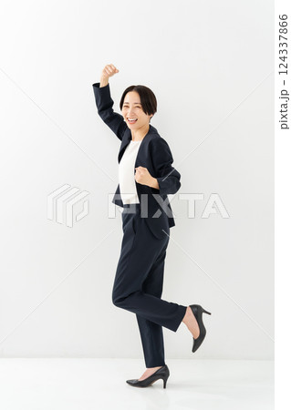 女性　ビジネス　全身　ガッツポーズ 124337866