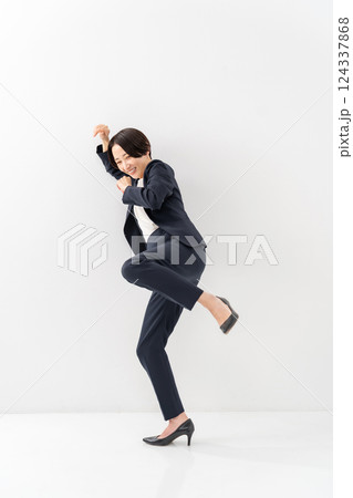 女性　ビジネス　全身　キック 124337868