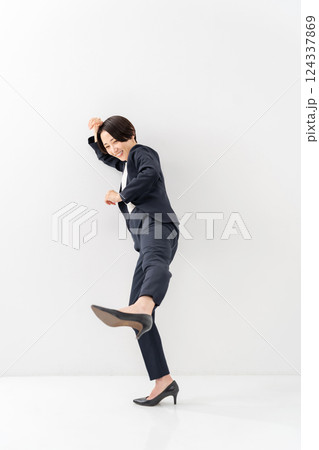 女性　ビジネス　全身　キック 124337869